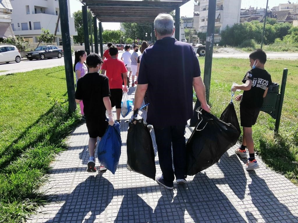 Το 1ο Δημοτικό Σχολείο Τρικάλων καθάρισε την γειτονιά του 